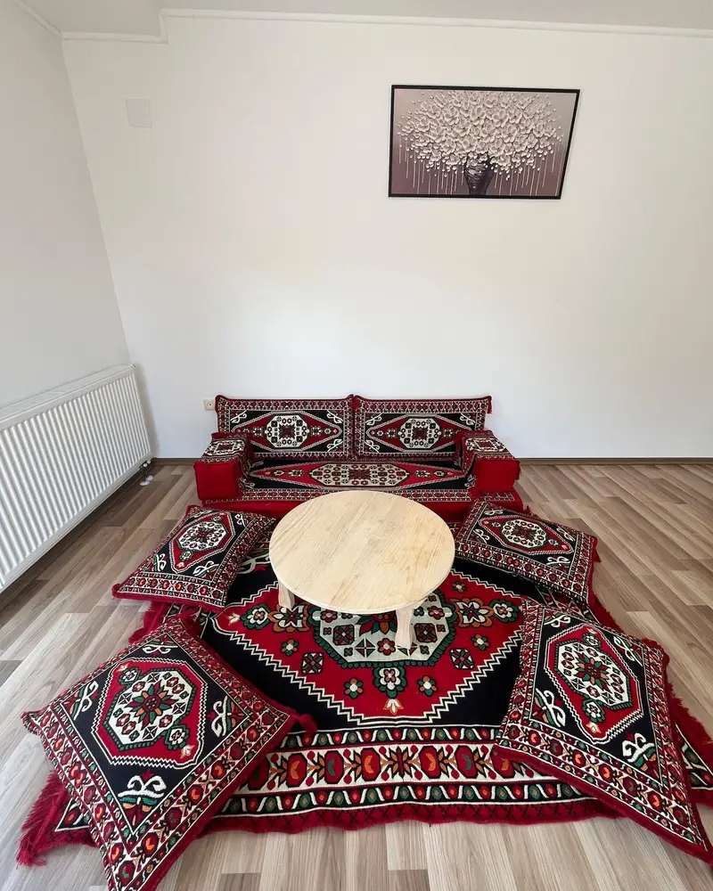 Tradicionalna sećija s ćilimima i niskim stolom