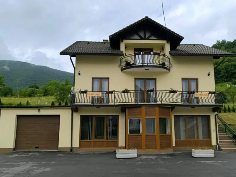 Kuća Hana inn u Jezeru: fasada, balkoni i parking